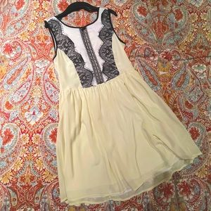 Romeo & Juliet Pale Yellow w/Lace detail Dress - S